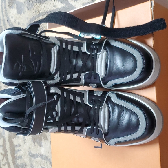 Louis Vuitton - Picture 5 of 10